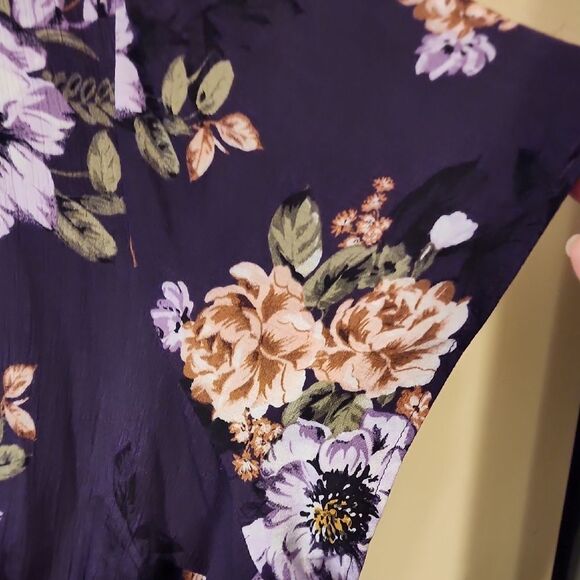 Torrid Navy Floral High Low Top Size 3 Nwt - Picture 4 of 5